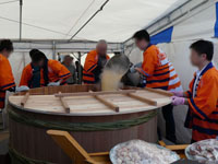 【男鹿市】巨大桶で作った石焼料理を男鹿駅前で限定販売！（2022/10/23）