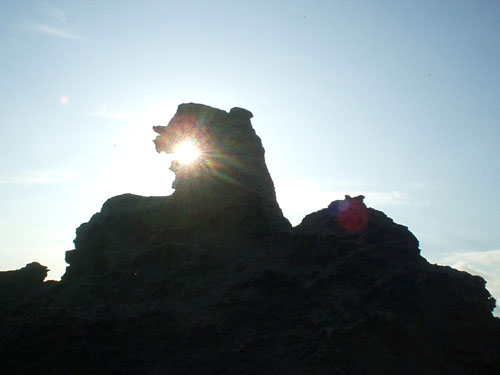 太陽が口のあたりに来たゴジラ岩