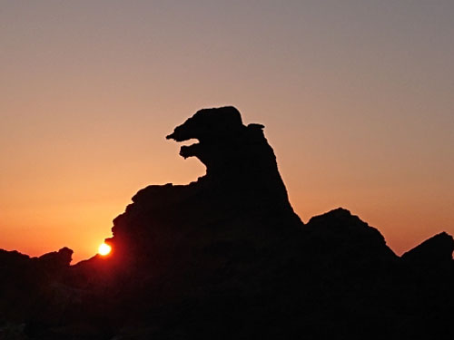 夕暮れのゴジラ岩