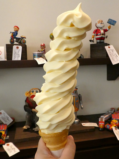 秋田市 目指すは長さ40センチ 鴨谷珈琲店の 日本一 のソフトクリーム