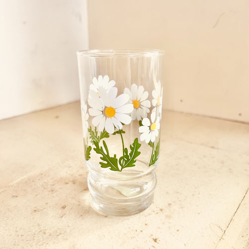 昔の家庭にあった花柄のコップ