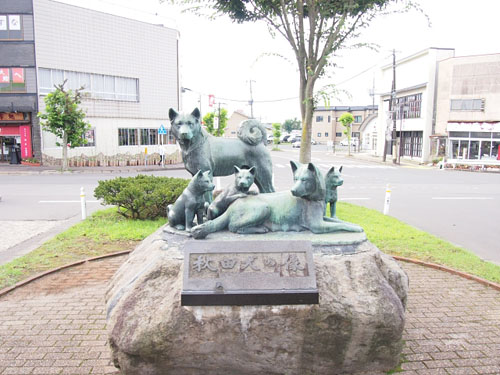 秋田犬の像